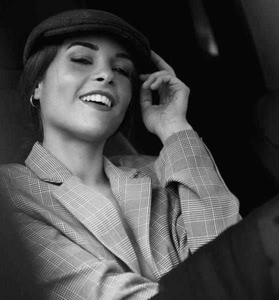 Laura C. – Schauspiel Sedcard-Foto 5 bei JustInCast