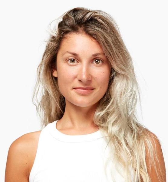 Lina C. – Real People Sedcard-Foto 2 bei JustInCast