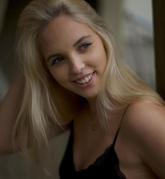 Carina A. – Fashion Sedcard-Foto 4 bei JustInCast
