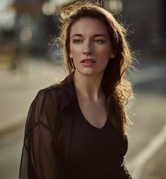 Nathalie H. – Schauspiel Sedcard-Foto 3 bei JustInCast