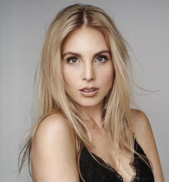 Julia P. – Fashion Sedcard-Foto 4 bei JustInCast