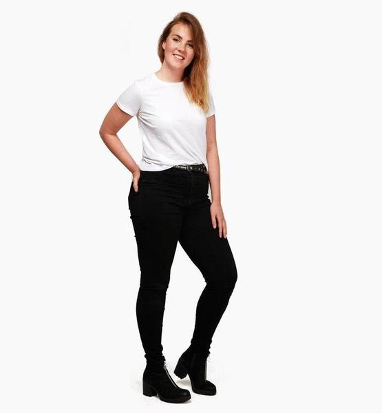 Mara C. – Real People Sedcard-Foto 3 bei JustInCast