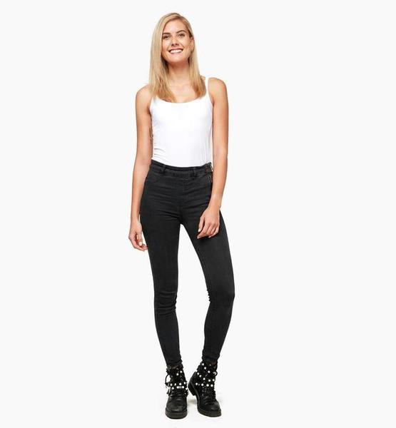 Géraldine U. – Real People Sedcard-Foto 2 bei JustInCast