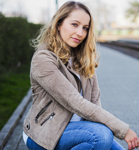 Janine C. – Schauspiel Sedcard-Foto 2 bei JustInCast