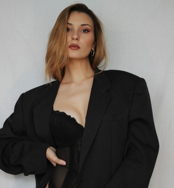 Violeta P. – Fashion Sedcard-Foto 4 bei JustInCast