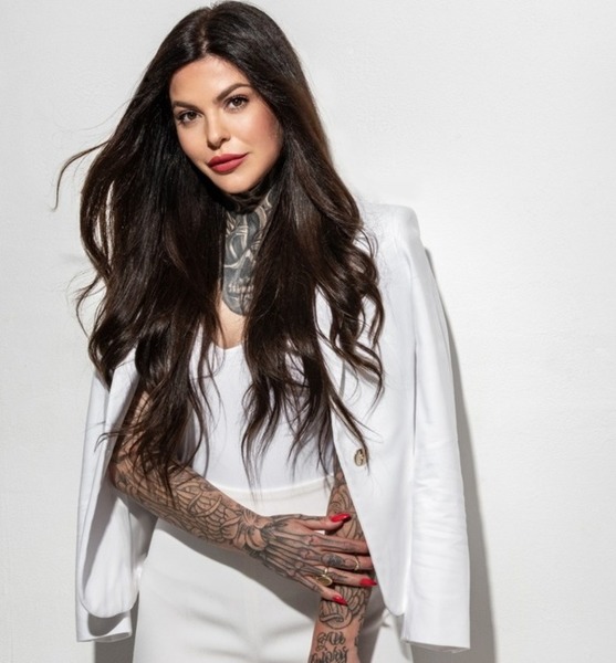 Julia B. – Fashion Sedcard-Foto 2 bei JustInCast