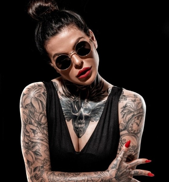 Julia B. – Fashion Sedcard-Foto 3 bei JustInCast