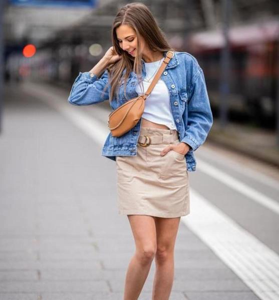 Lisa H. – Moderation Sedcard-Foto 5 bei JustInCast