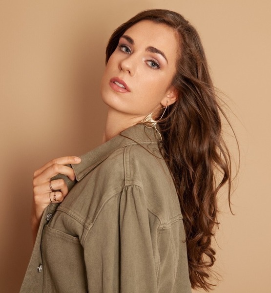 Lara M. – Fashion Sedcard-Foto 3 bei JustInCast
