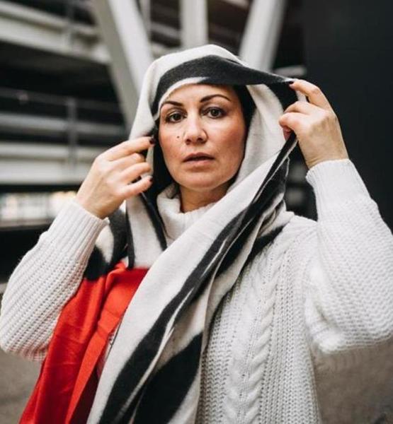 Özlem Ö. – Schauspiel Sedcard-Foto 3 bei JustInCast