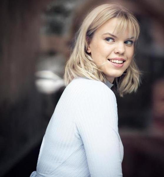 Nadine S. – Schauspiel Sedcard-Foto 2 bei JustInCast