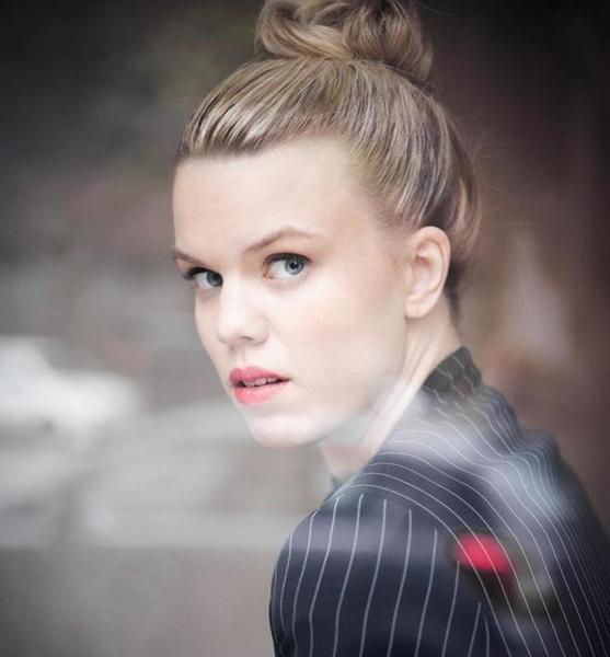 Nadine S. – Schauspiel Sedcard-Foto 5 bei JustInCast