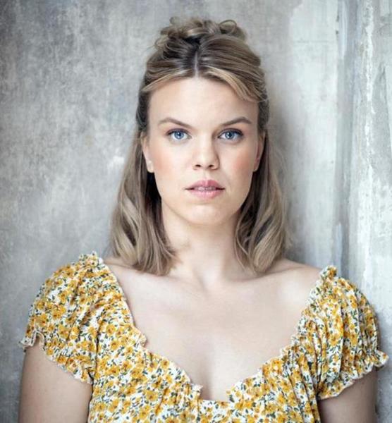 Nadine S. – Schauspiel Sedcard-Foto 4 bei JustInCast