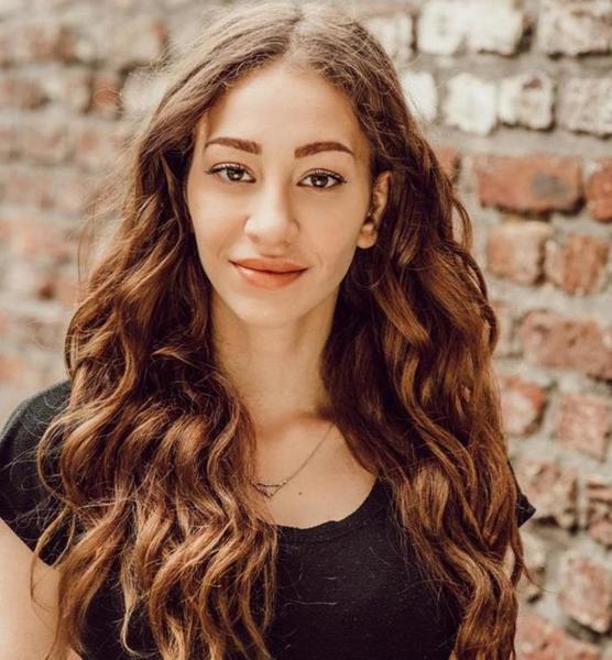 Amira W. – Schauspiel Sedcard-Foto 2 bei JustInCast