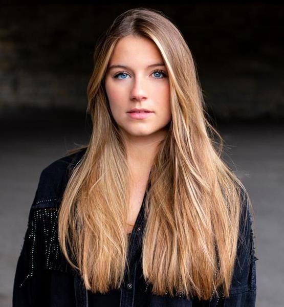 Nicola G. – Schauspiel Sedcard-Foto 5 bei JustInCast