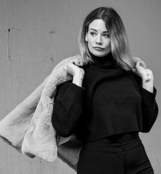 Renée Johanna S. – Schauspiel Sedcard-Foto 5 bei JustInCast
