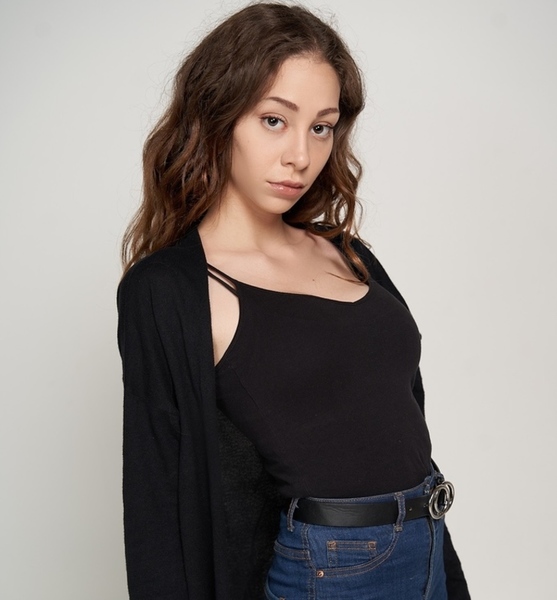 Amira W. – Schauspiel Sedcard-Foto 5 bei JustInCast