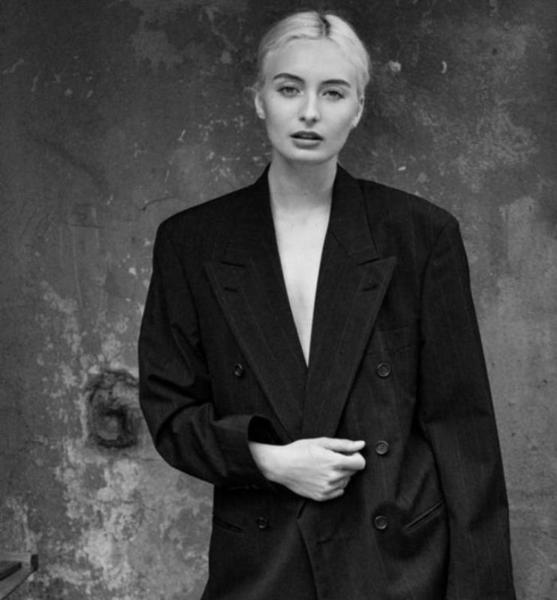 Elisabeth Lea O. – Fashion Sedcard-Foto 5 bei JustInCast