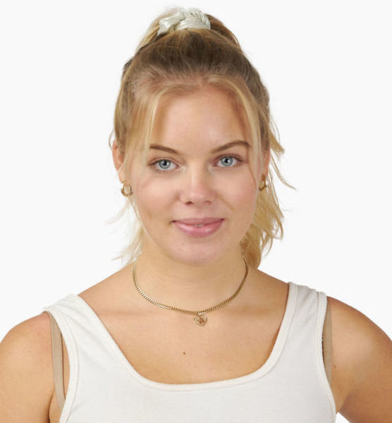 Julia E. – Real People Sedcard-Foto 2 bei JustInCast