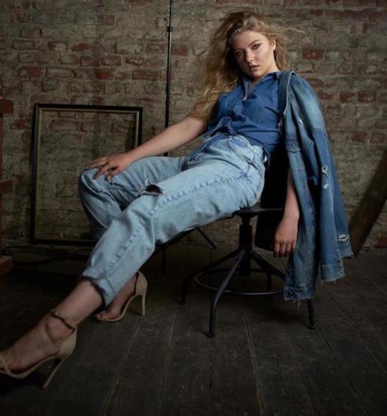 Anna  W. – Fashion Sedcard-Foto 3 bei JustInCast