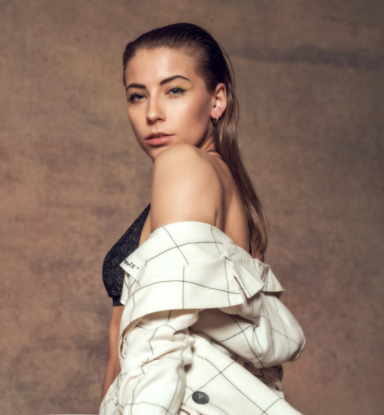 Antonia M. – Fashion Sedcard-Foto 2 bei JustInCast