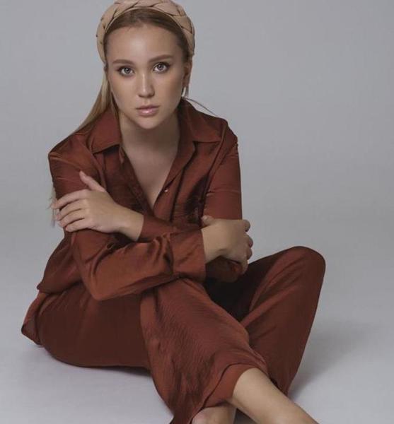 Polina I. – Schauspiel Sedcard-Foto 4 bei JustInCast