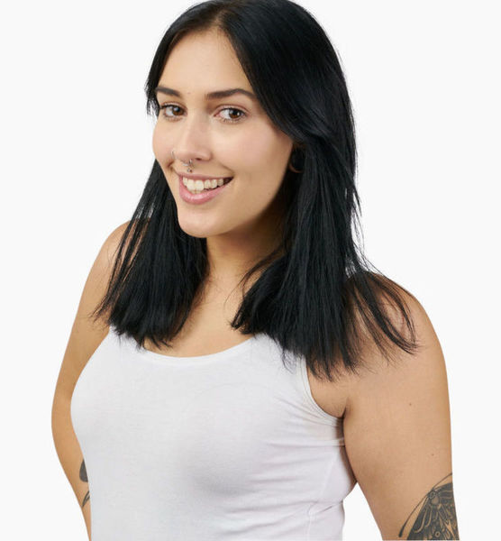 Dorina  T. – Real People Sedcard-Foto 2 bei JustInCast