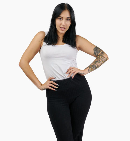 Dorina  T. – Real People Sedcard-Foto 5 bei JustInCast