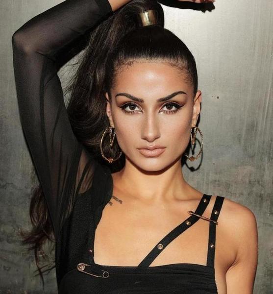 Cansu Ö. – Fashion Sedcard-Foto 5 bei JustInCast