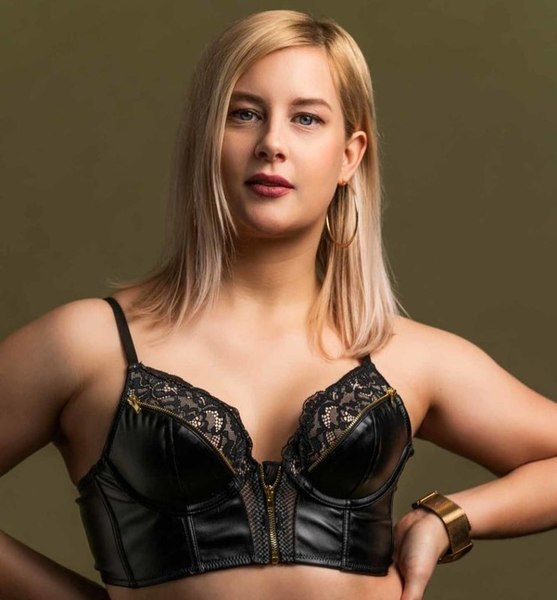 Corinna W. – Tanz Sedcard-Foto 2 bei JustInCast
