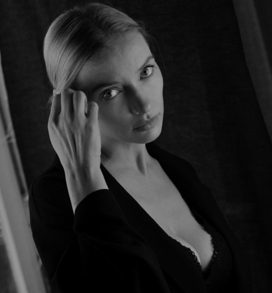 Julia B. – Schauspiel Sedcard-Foto 2 bei JustInCast