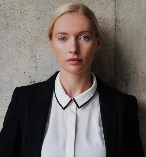 Julia B. – Schauspiel Sedcard-Foto 4 bei JustInCast