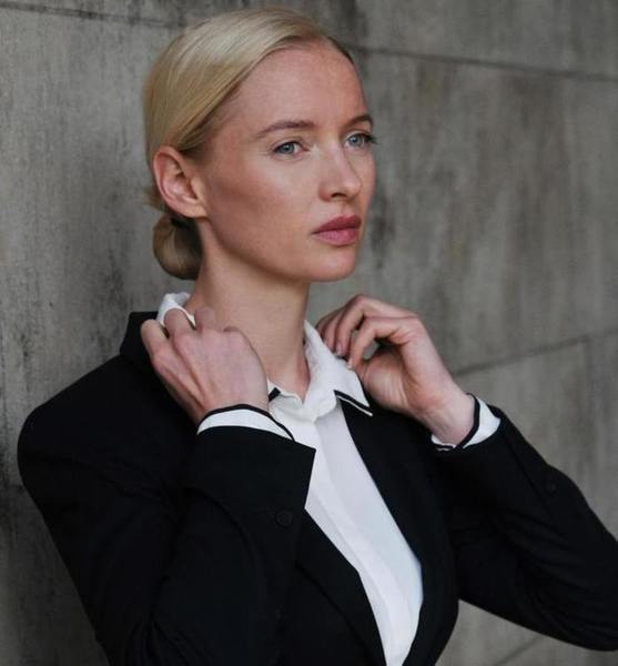 Julia B. – Schauspiel Sedcard-Foto 5 bei JustInCast