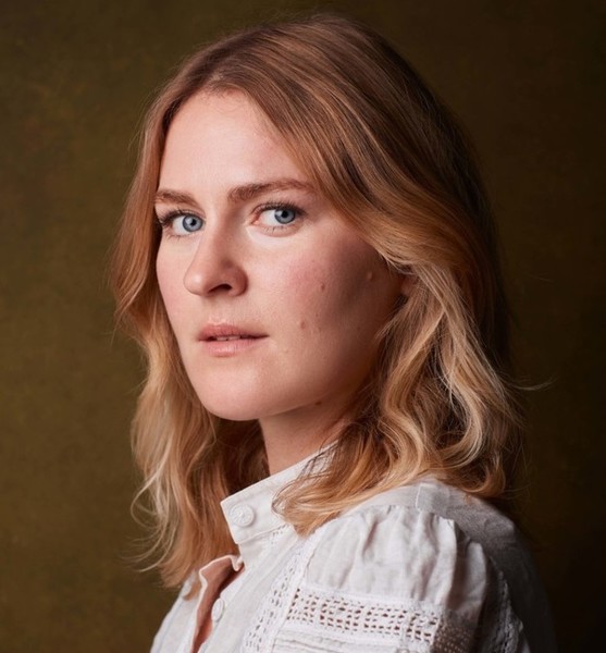 Maya M. – Schauspiel Sedcard-Foto 5 bei JustInCast