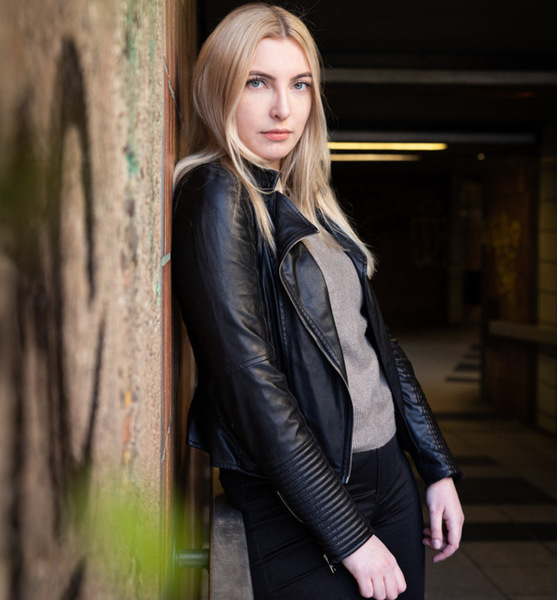 Aline S. – Schauspiel Sedcard-Foto 3 bei JustInCast