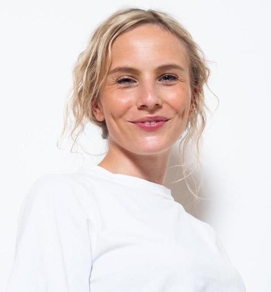 Julia W. – Fashion Sedcard-Foto 2 bei JustInCast