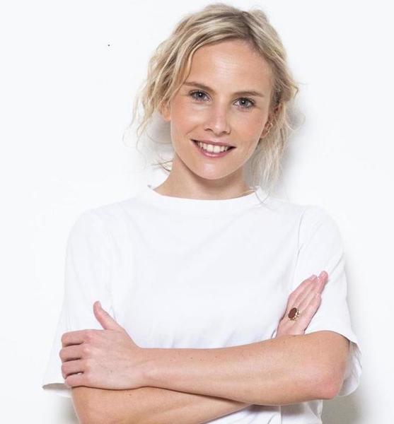 Julia W. – Fashion Sedcard-Foto 4 bei JustInCast