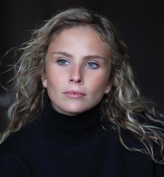 Julia W. – Fashion Sedcard-Foto 5 bei JustInCast
