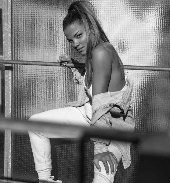 Tami H. – Fashion Sedcard-Foto 3 bei JustInCast