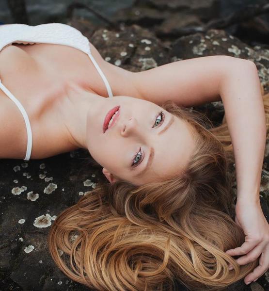 Janin C. – Fashion Sedcard-Foto 4 bei JustInCast