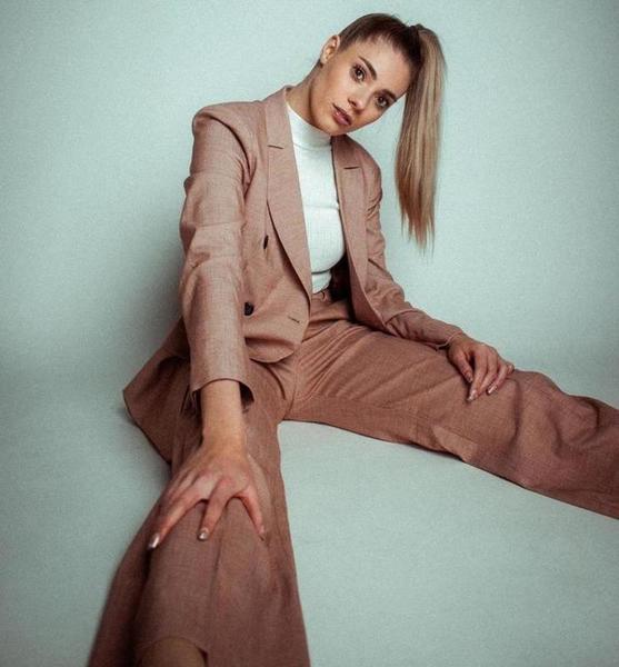 Lisa-Marie C. – Fashion Sedcard-Foto 2 bei JustInCast