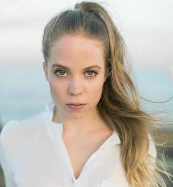 Hanna Isabelle  G. – Schauspiel Sedcard-Foto 2 bei JustInCast