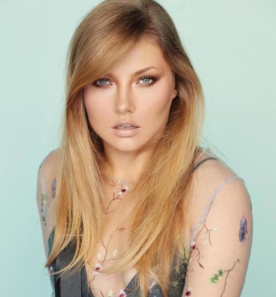 Anna  W. – Fashion Sedcard-Foto 5 bei JustInCast