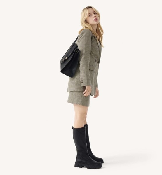 Linda L. – Fashion Sedcard-Foto 5 bei JustInCast