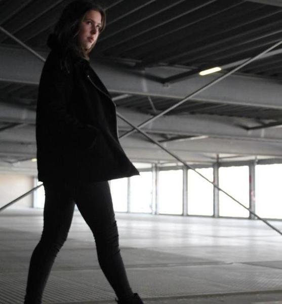 Monique S. – Schauspiel Sedcard-Foto 5 bei JustInCast
