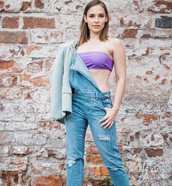 Momo M. – Fashion Sedcard-Foto 5 bei JustInCast