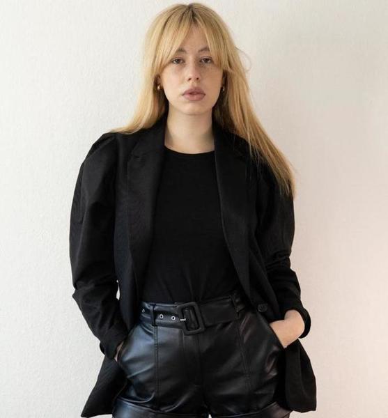 Linda L. – Fashion Sedcard-Foto 2 bei JustInCast