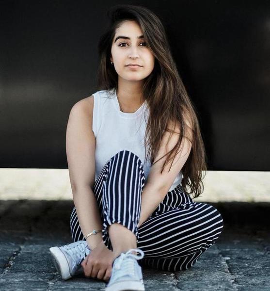 Özge D. – Schauspiel Sedcard-Foto 3 bei JustInCast