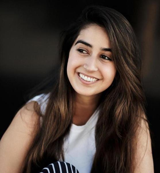 Özge D. – Schauspiel Sedcard-Foto 4 bei JustInCast
