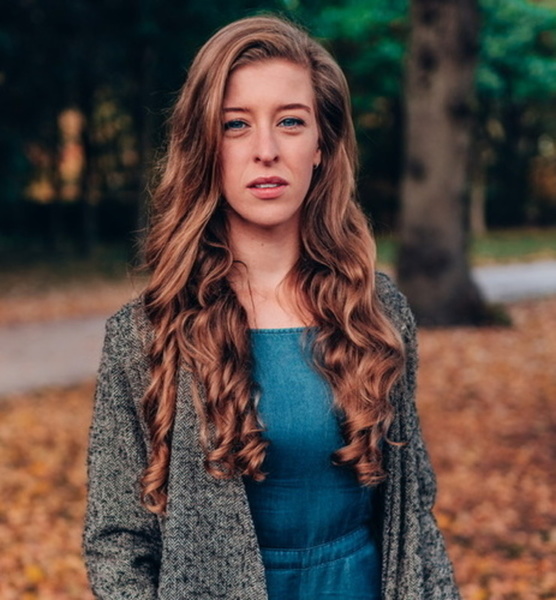 Sarah M. – Schauspiel Sedcard-Foto 2 bei JustInCast